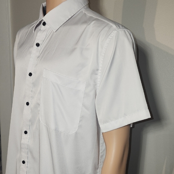 Men's White Short Sleeve Button Down Shirt - Picture 2 of 7